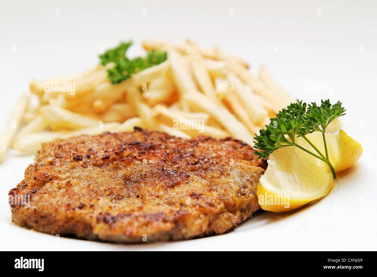 Chuleta de ternera / Wiener Schnitzel con papas fritas Foto de stock