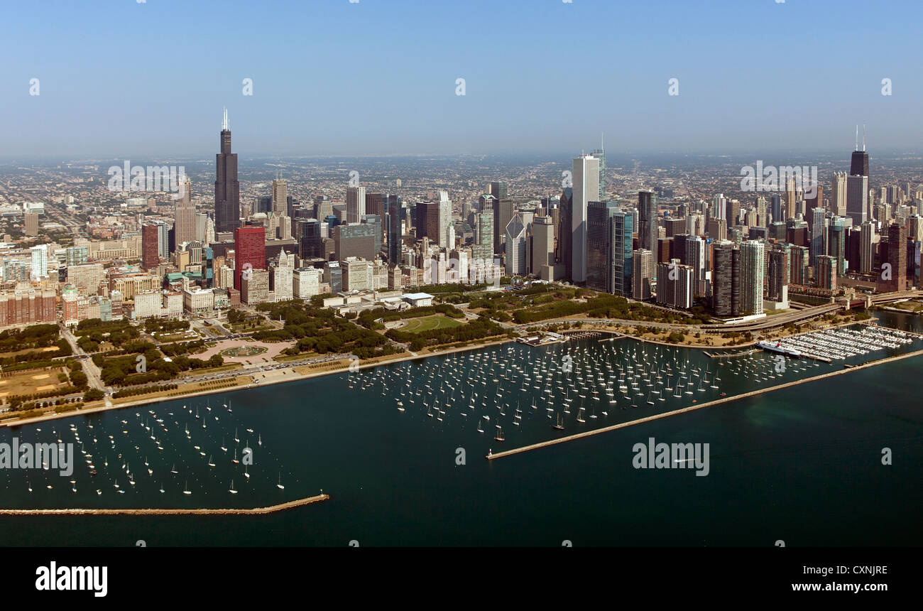 Fotografía aérea Millenium Park, el puerto, el skyline de Chicago, Illinois Foto de stock