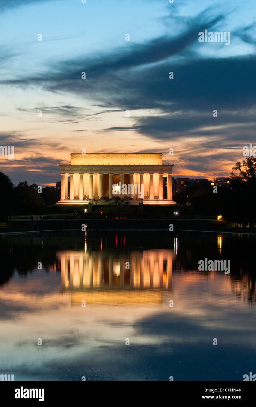 El Lincoln Memorial con espectacular cielo y reflejo en el recién reformado piscina reflectante. Washington DC Foto de stock