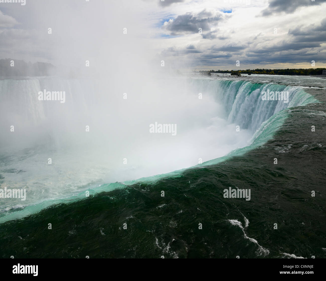 Mist saliendo de la curva de Horseshoe Falls Niagara Falls cascada en el río Niágara en Ontario, Canadá Foto de stock