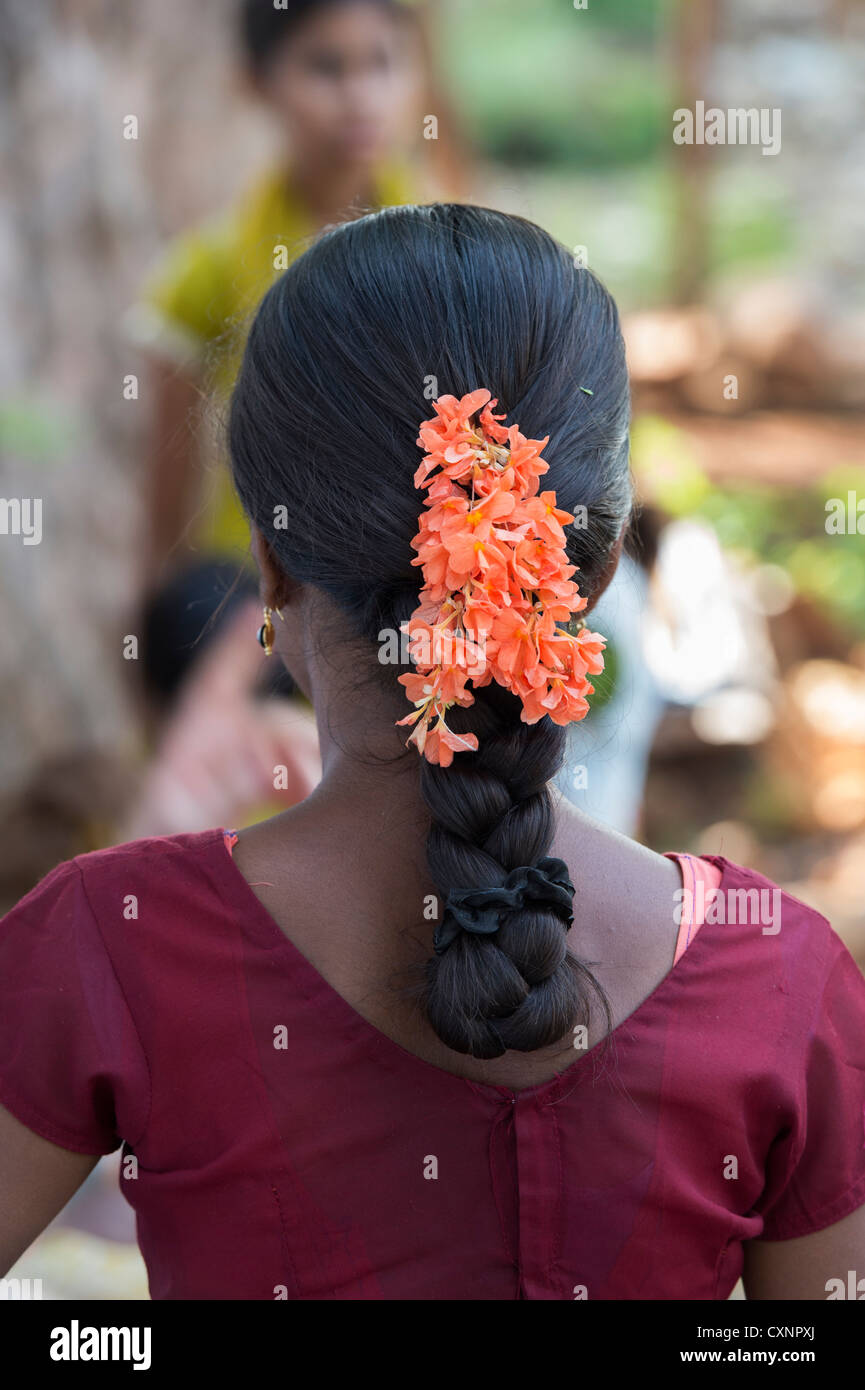 Las chicas del poblado indio tradicional peinado con trenza y flores. En  Andhra Pradesh, India Fotografía de stock - Alamy