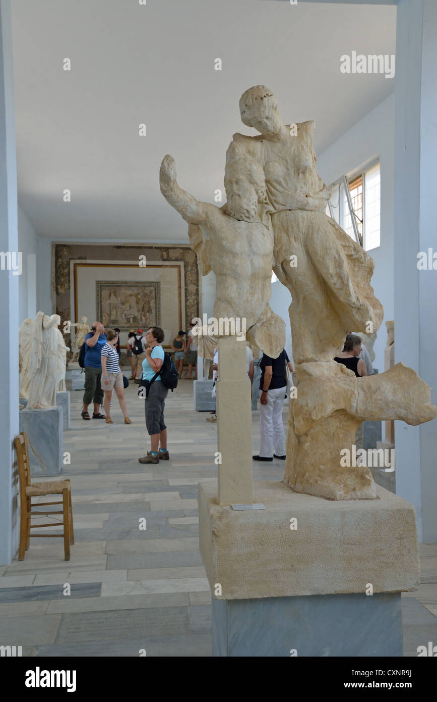 Salón de las estatuas en el Museo de Delos, sitio arqueológico de Delos, Delos, Cyclades, región sur del Egeo, Grecia Foto de stock