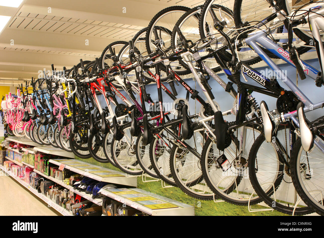 Expositor de bicicletas baratas básicos en un supermercado grande  Fotografía de stock - Alamy