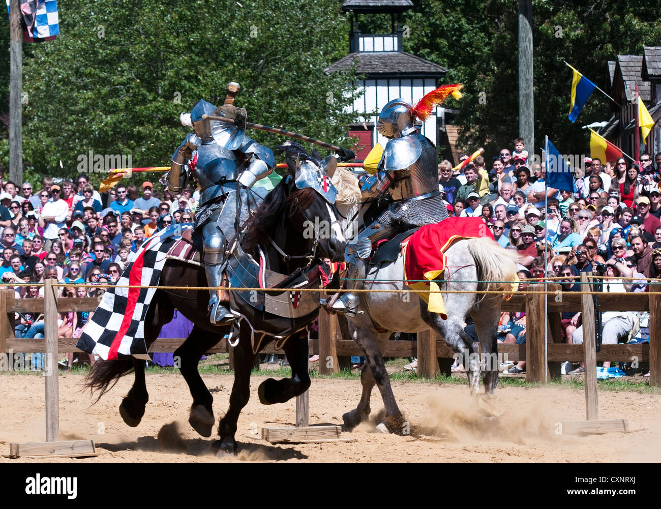Caballeros medievales a caballo en el Maryland Renaissance Festival / Feria en Annapolis, Maryland Foto de stock