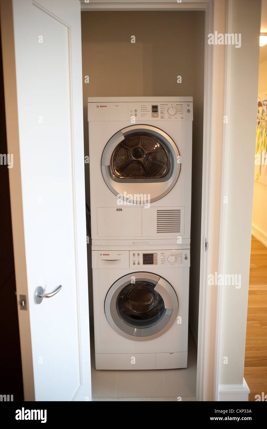 Una lavadora y una secadora, comprimidas en un armario en un apartamento en  Nueva York Fotografía de stock - Alamy