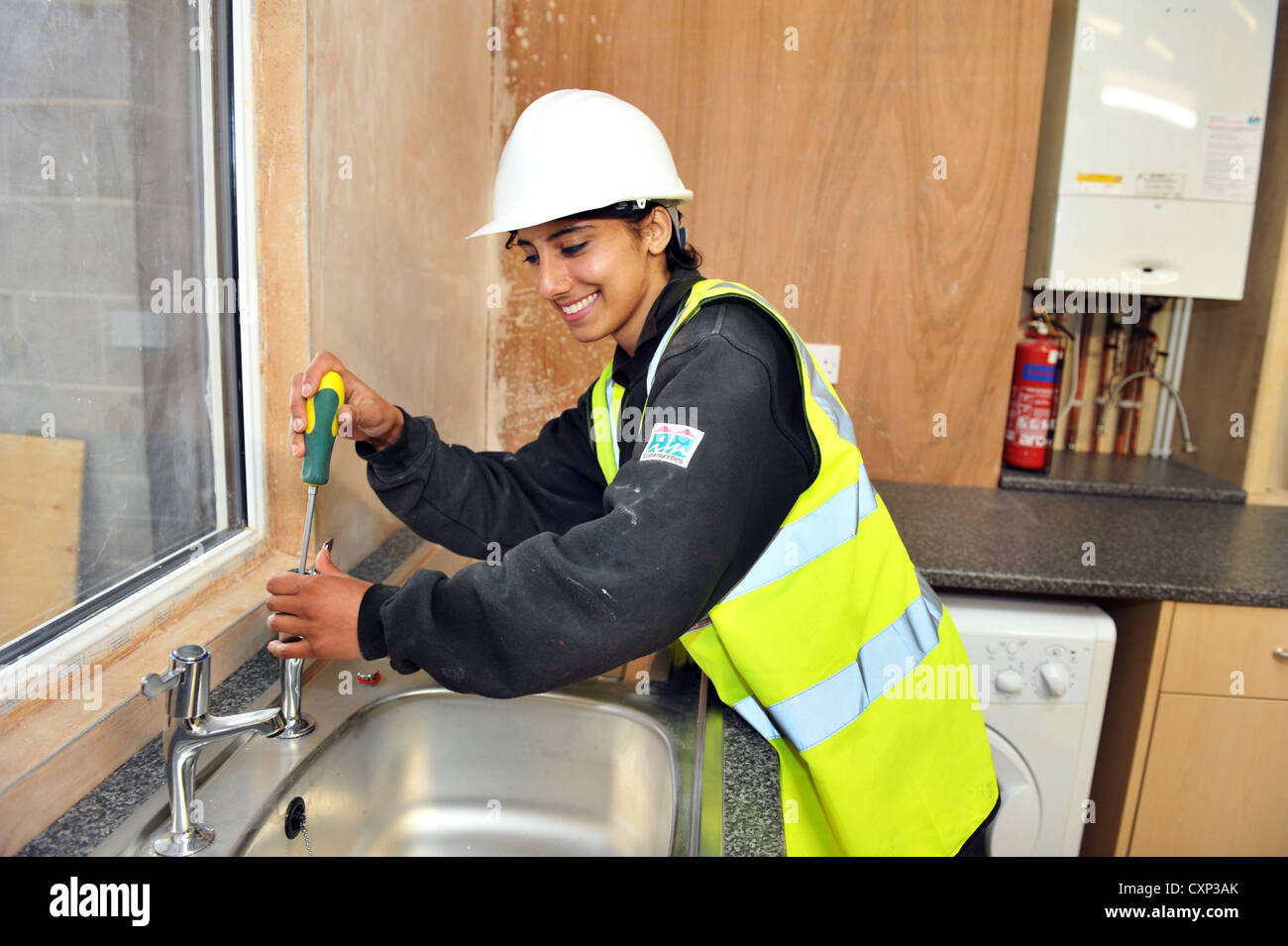 Un joven aprendiz de fontanería prácticas en un centro de formación en Bradford Foto de stock