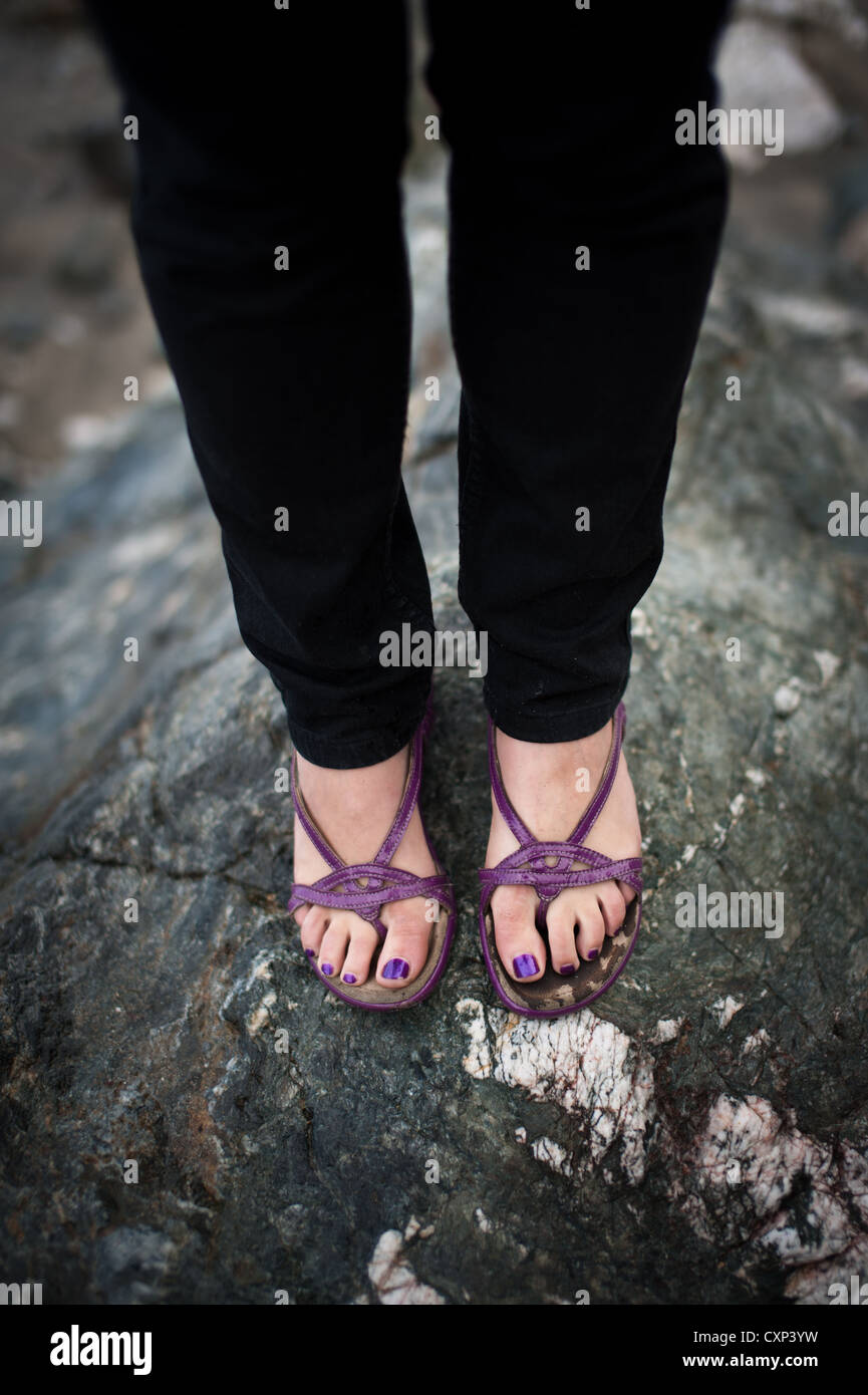 Sandalias moradas fotografías e imágenes de alta resolución - Alamy
