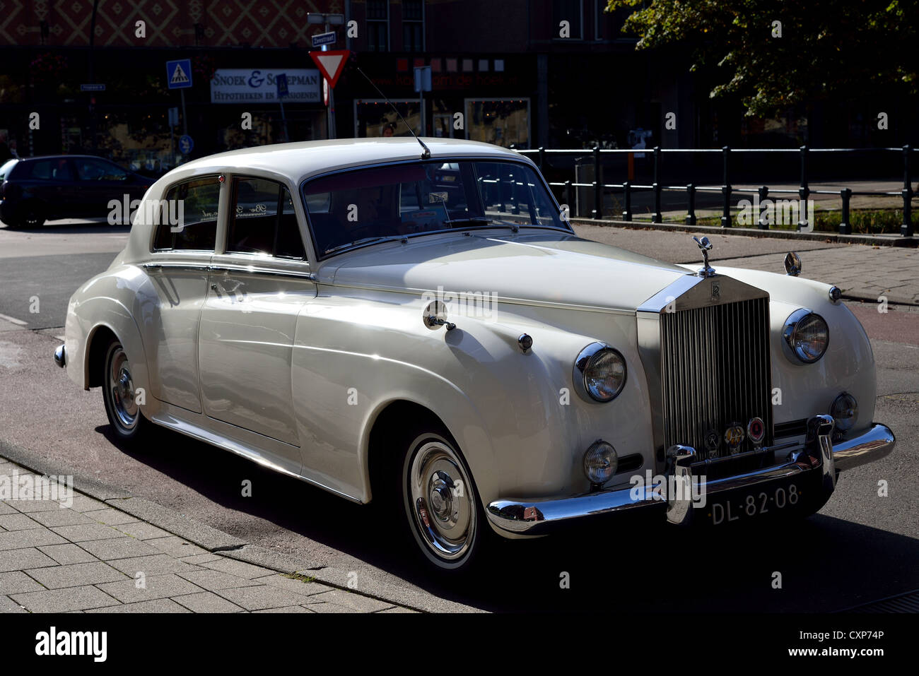 Rolls-Royce sedán blanco aparcado en la calle de La Haya, Países Bajos. Foto de stock