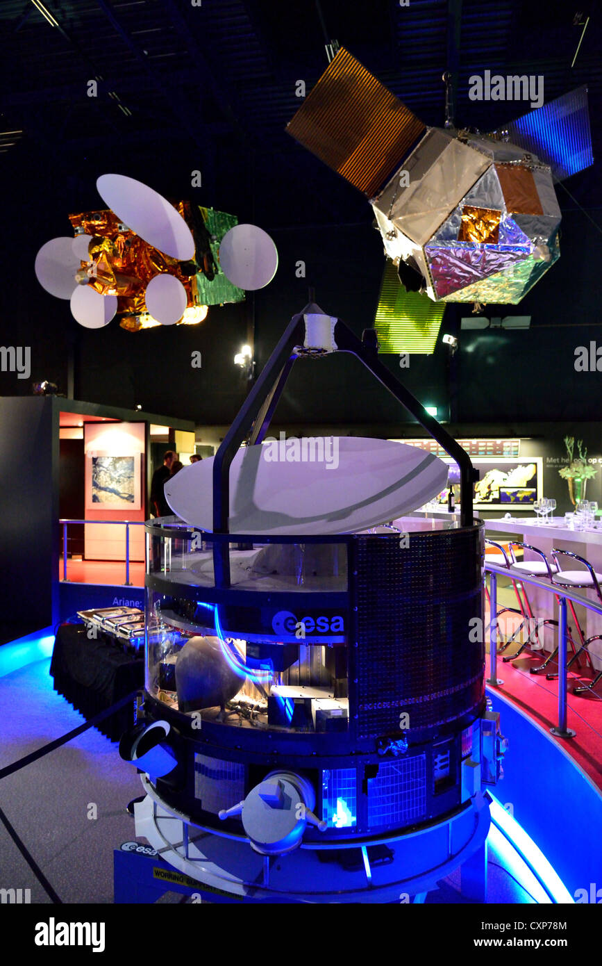 Los modelos del satélite en la pantalla en el espacio Expo, Noordwijk, Holanda. Foto de stock