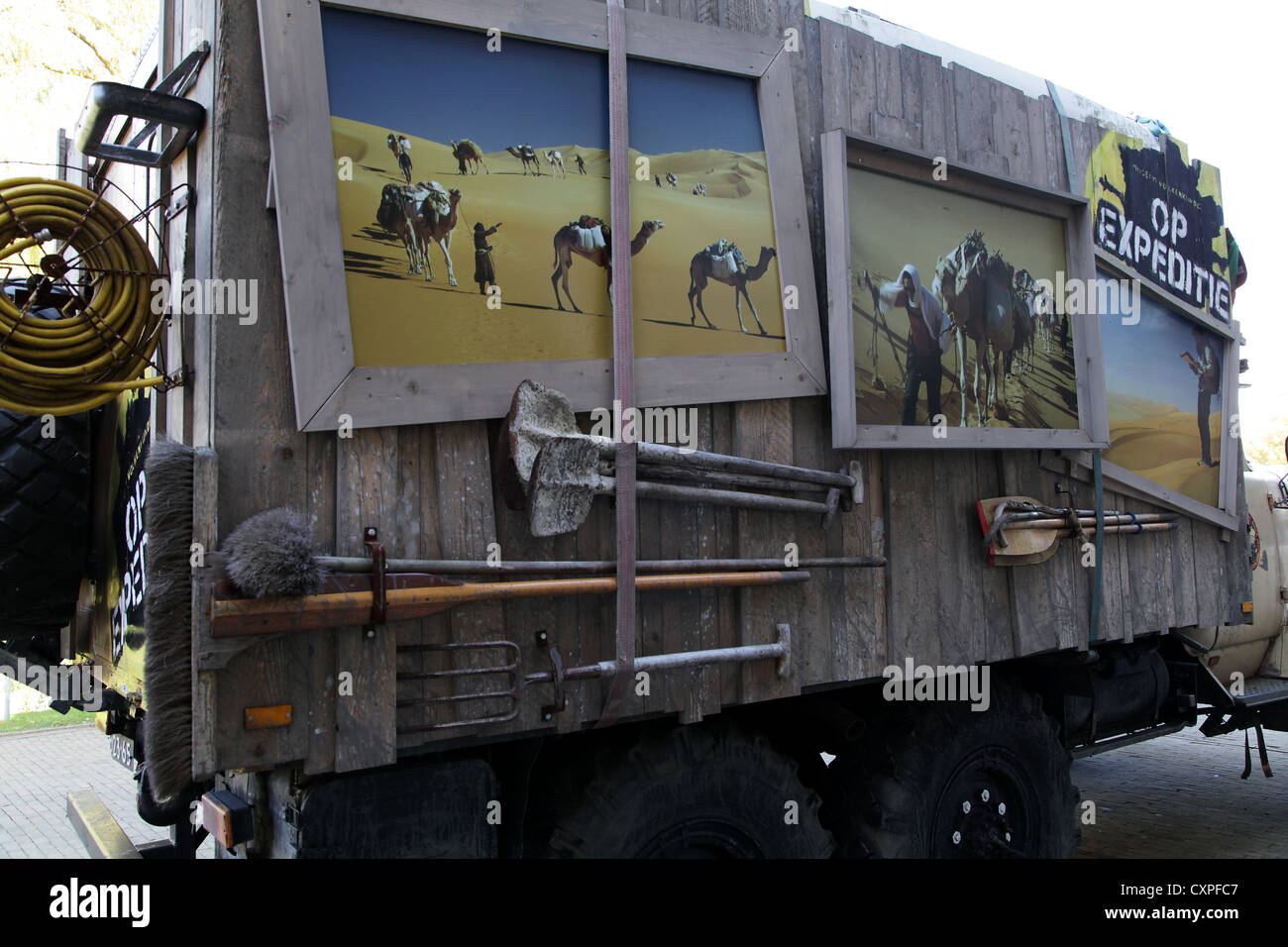 safari camión en expedición en el desierto de áfrica del sahara Foto de stock