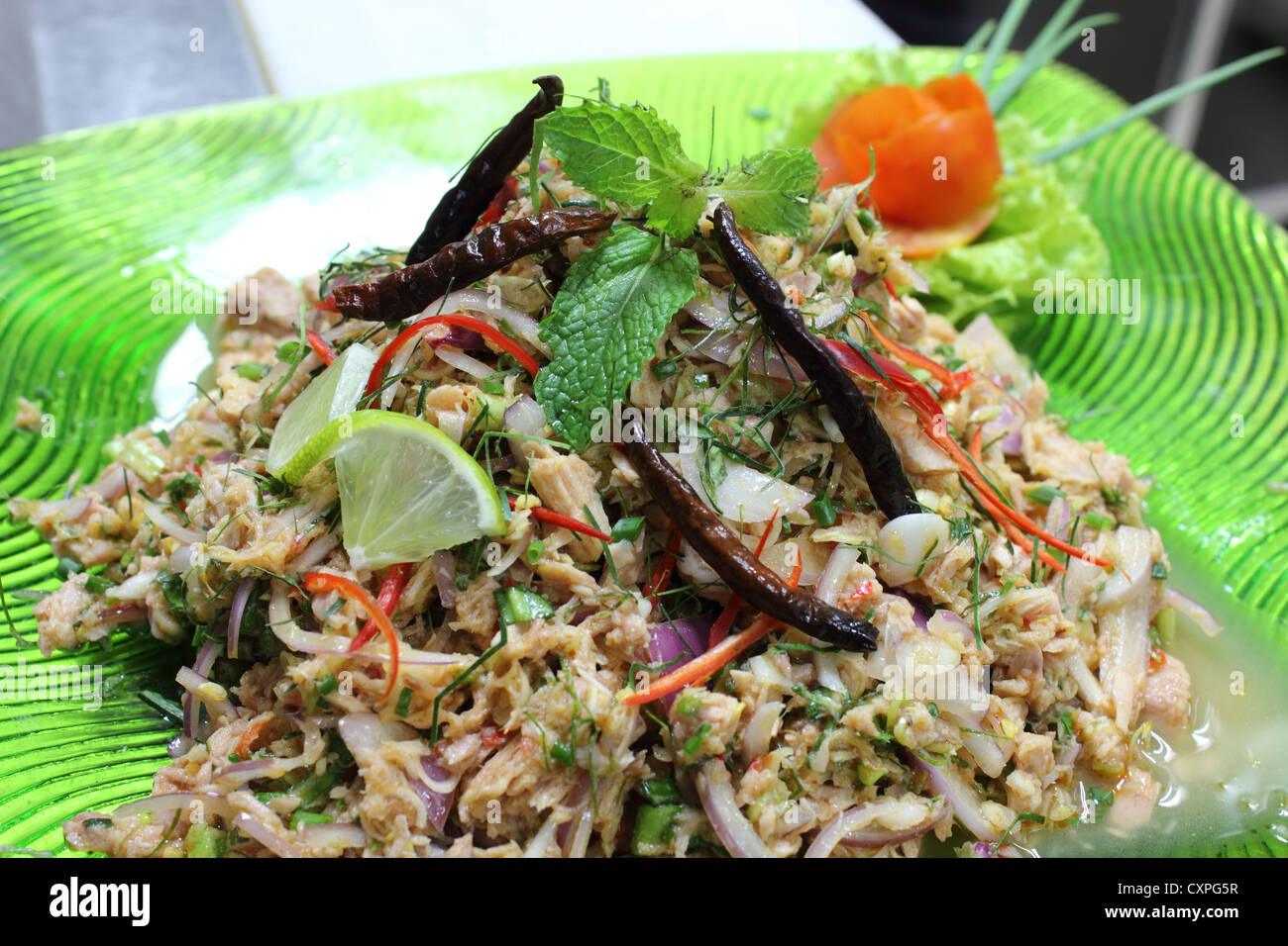 Ensalada de atún picante decorar con pimientos fritos Fotografía de stock Alamy Ensalada de atún picante decorar con pimientos fritos Fotografía de stock Alamy