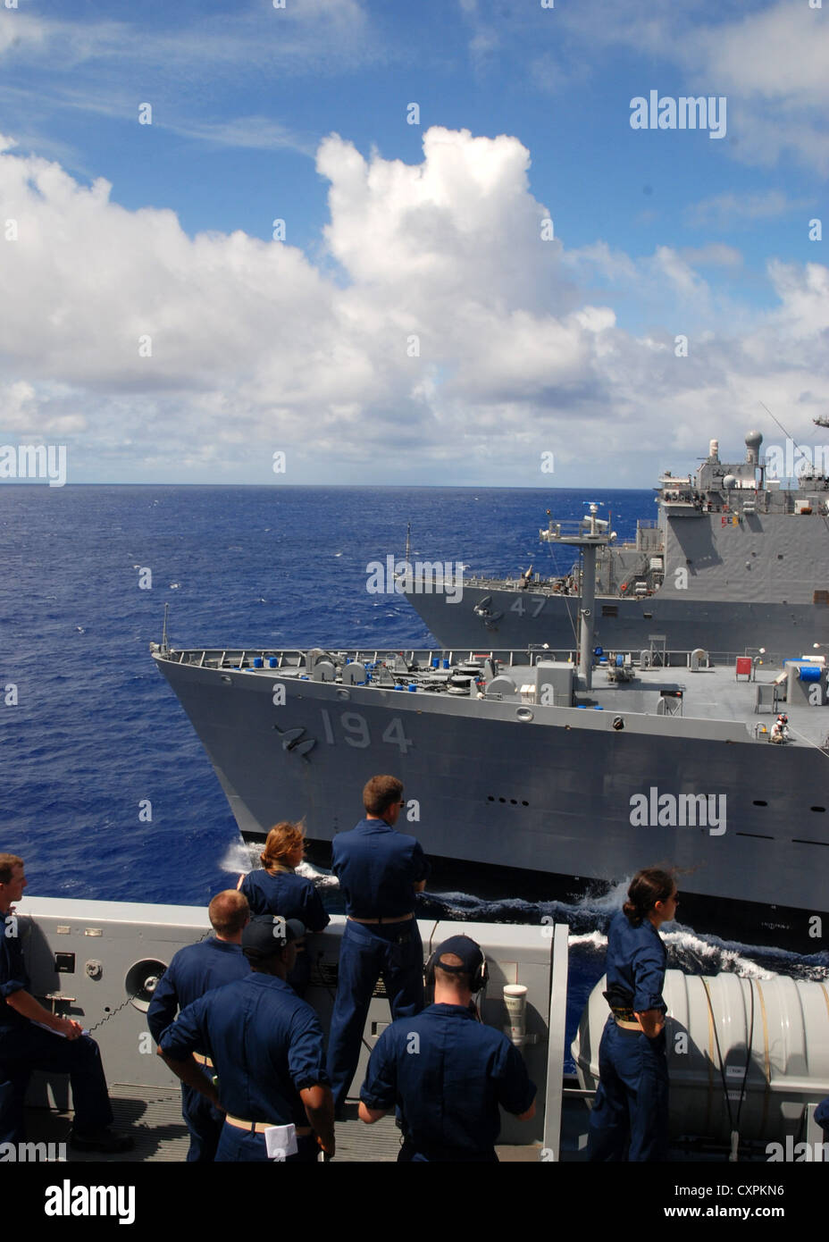 Dock buque anfibio de transporte uss Green Bay (lpd 20) vaporiza junto con lubricador de reposición de flota usns john ericksson (t-ao-194)y anfibio aterrizaje dock buque USS rushmore (lsd 47) durante una marcha reposición. Green Bay es parte de peleliu Amphibious Ready Group en curso sobre una implementación con el buque de asalto anfibio uss peleliu (lha 5) y Rushmore. Foto de stock