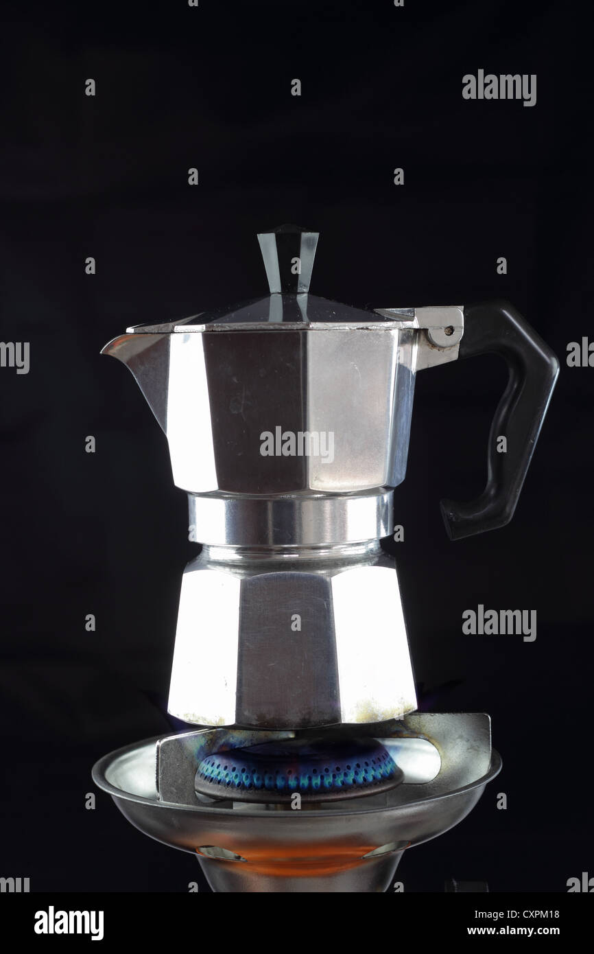 Retro cafetera en camping gas cooker sobre negro Fotografía de stock - Alamy