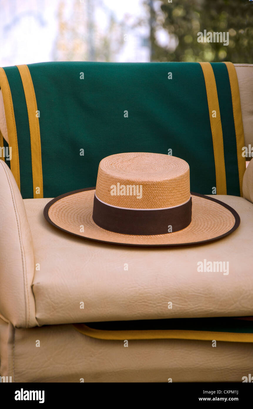 Sombrero cordobés en la feria en el asiento del carro de caballo. Feria.  España Fotografía de stock - Alamy