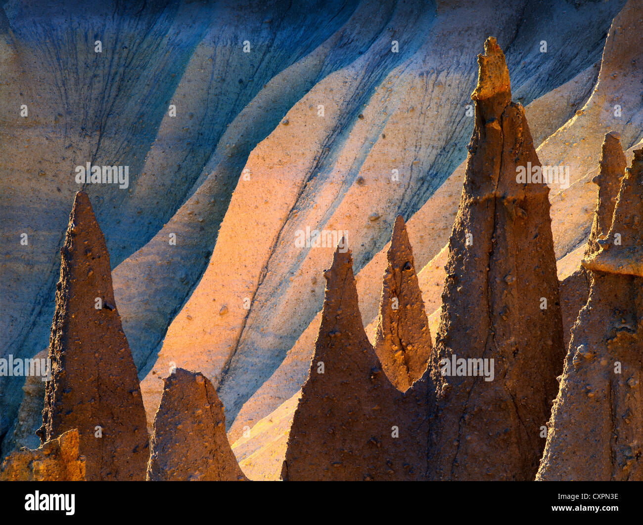 Pináculos retroiluminado en atender el Parque Nacional lago de origen volcánico, Oregón Foto de stock