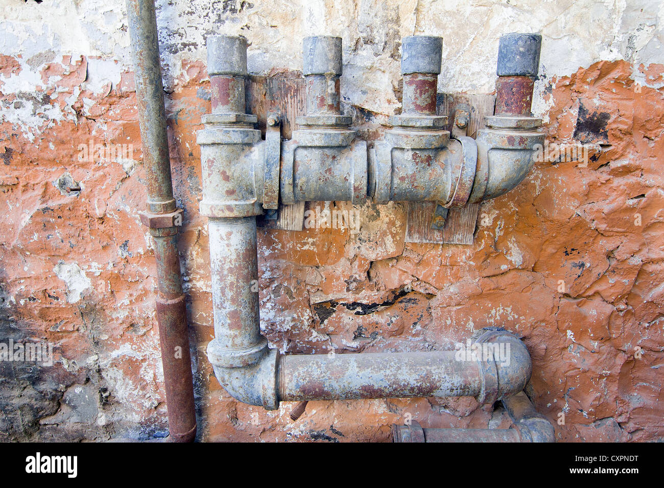 Tuberías de agua antiguas tuberías abandonadas Hydroelectic Power Station Foto de stock