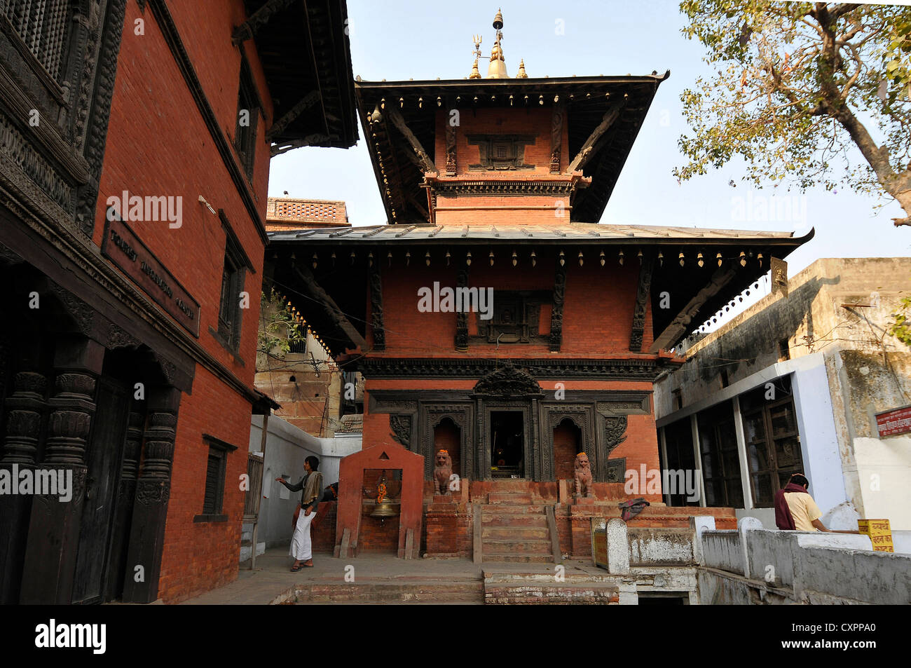 Asia India Uttar Pradesh Varanasi un templo hindú Nepalí Foto de stock