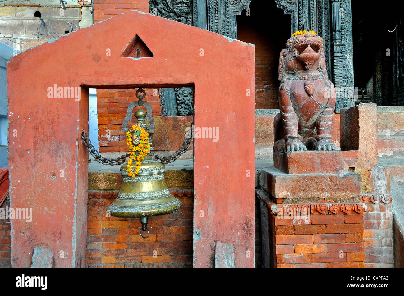 Asia India Uttar Pradesh Varanasi la entrada al templo hindú Nepalí Foto de stock