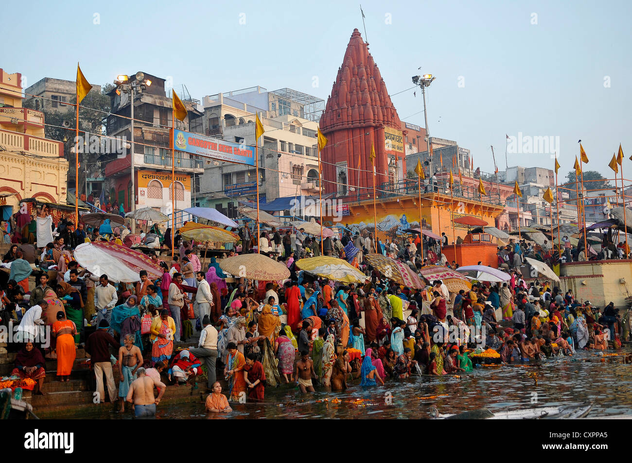 Asia India Uttar Pradesh Varanasi fieles hindúes en los ghats del río Ganges Foto de stock