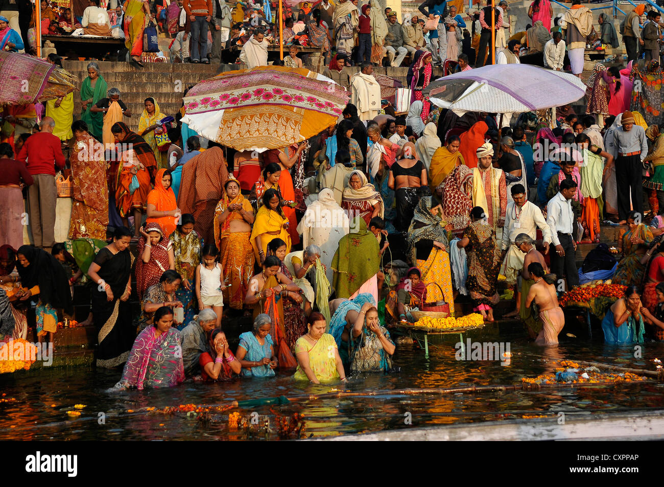 Asia India Uttar Pradesh Varanasi fieles hindúes en los ghats del río Ganges Foto de stock