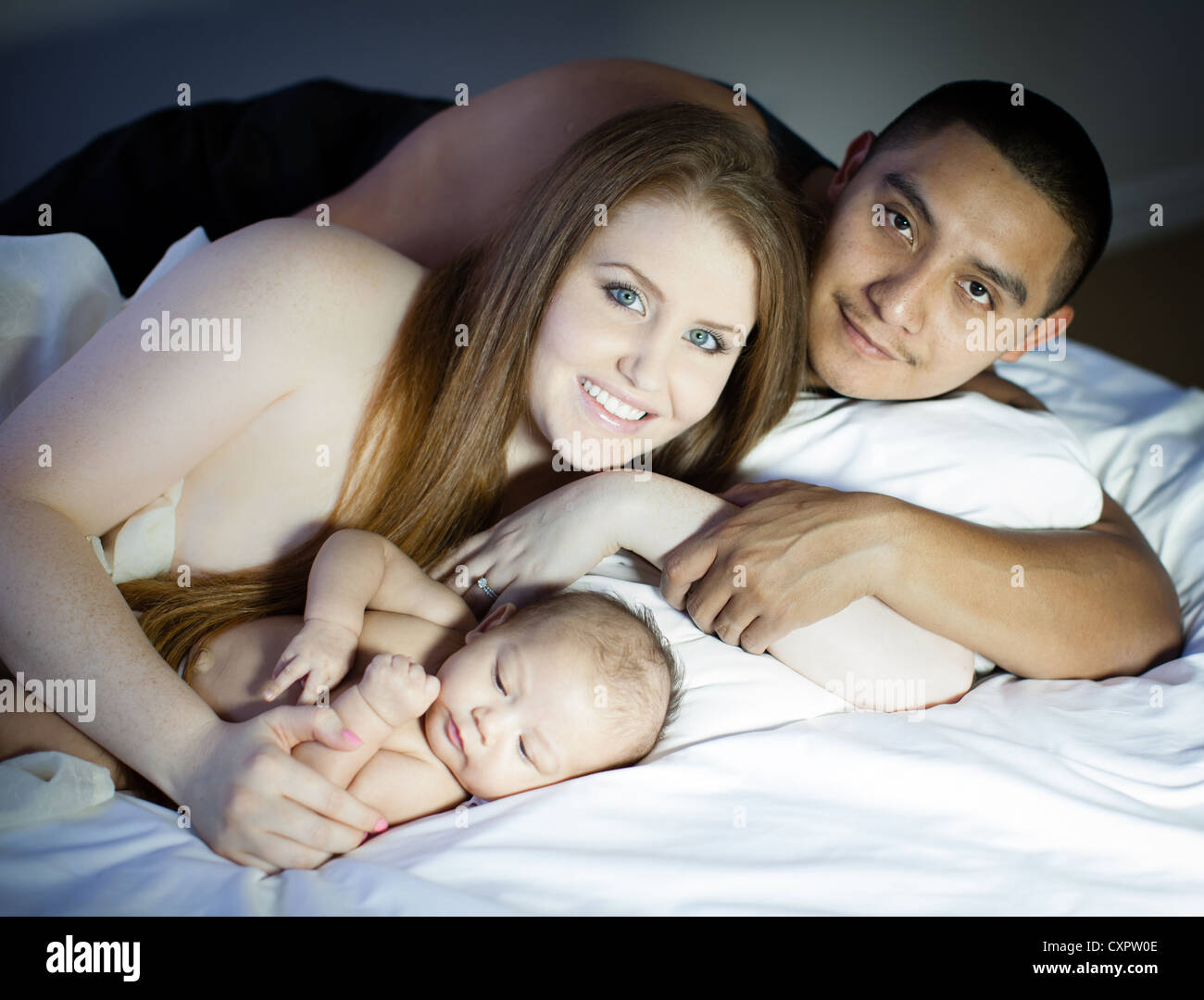 Mama Y Papa Con Su Bebe Recien Nacido Fotografia De Stock Alamy
