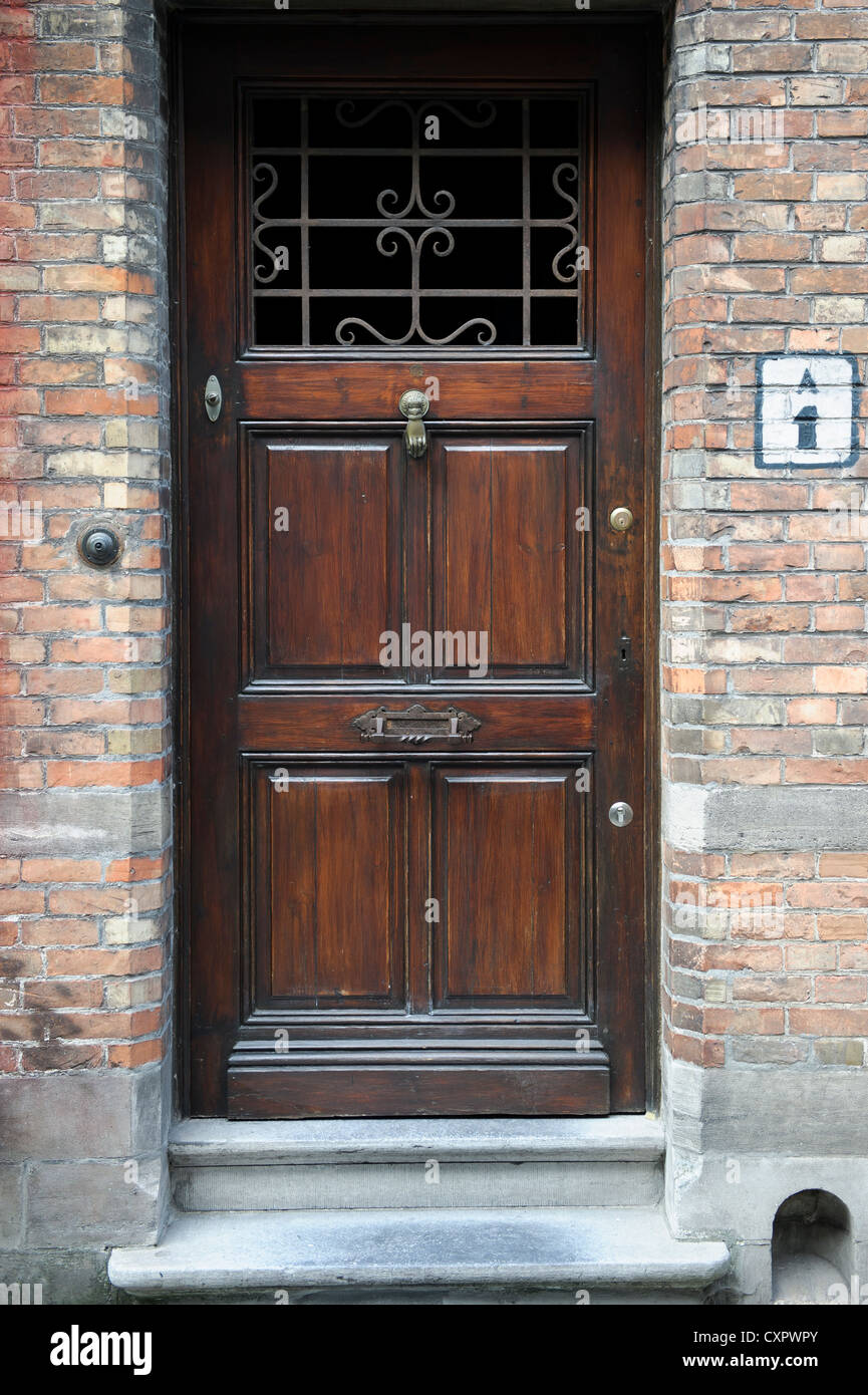 Una puerta en Brujas, Bélgica, Flandes Occidental. Foto de stock