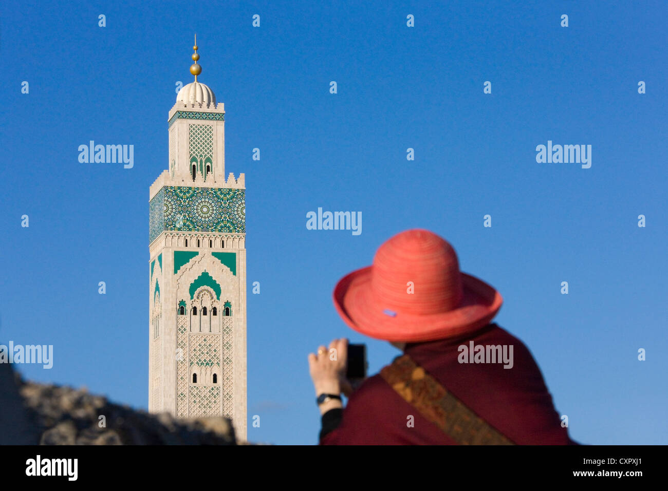 Turista fotografiando Mezquita de Hassan II, Casablanca, Marruecos Foto de stock