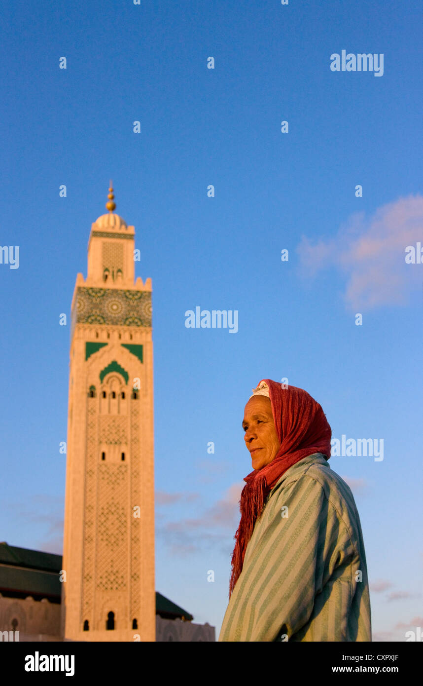 Turista con la Mezquita de Hassan II, Casablanca, Marruecos Foto de stock