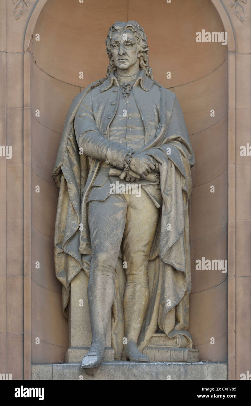 Londres, Inglaterra, Reino Unido. Estatua (por William Theed) en Burlington Gardens fachada de la Real Academia (Burlington House) John Locke Foto de stock
