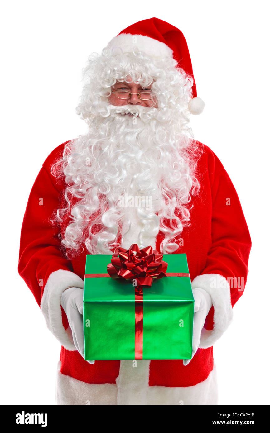 Santa Claus dándole un regalo de Navidad, aislado en un fondo blanco. Foto de stock