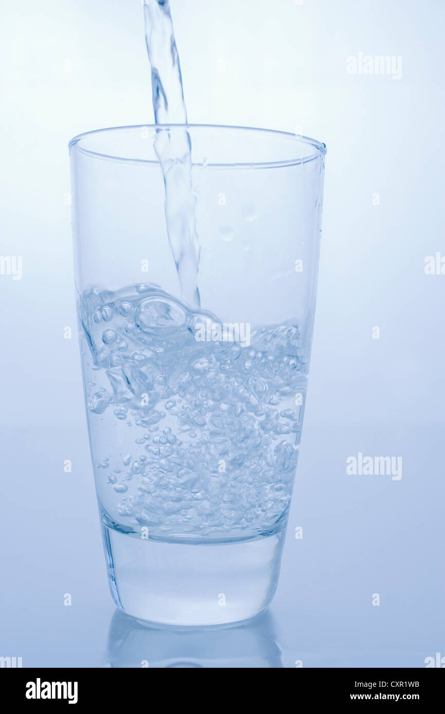 Verter un vaso de agua Foto de stock