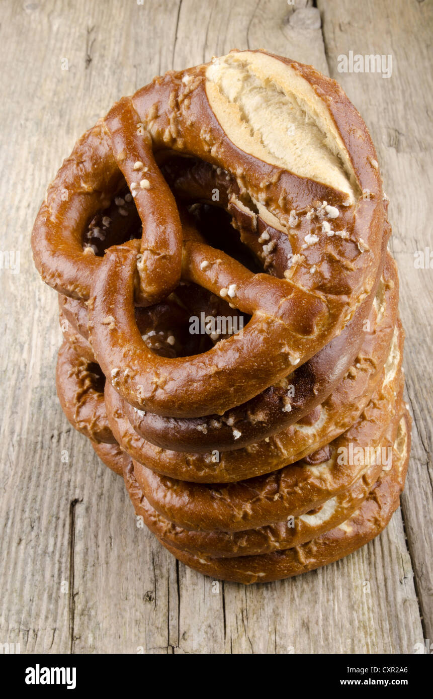 Salada bretzel sobre una tabla de madera Fotografía de stock Alamy