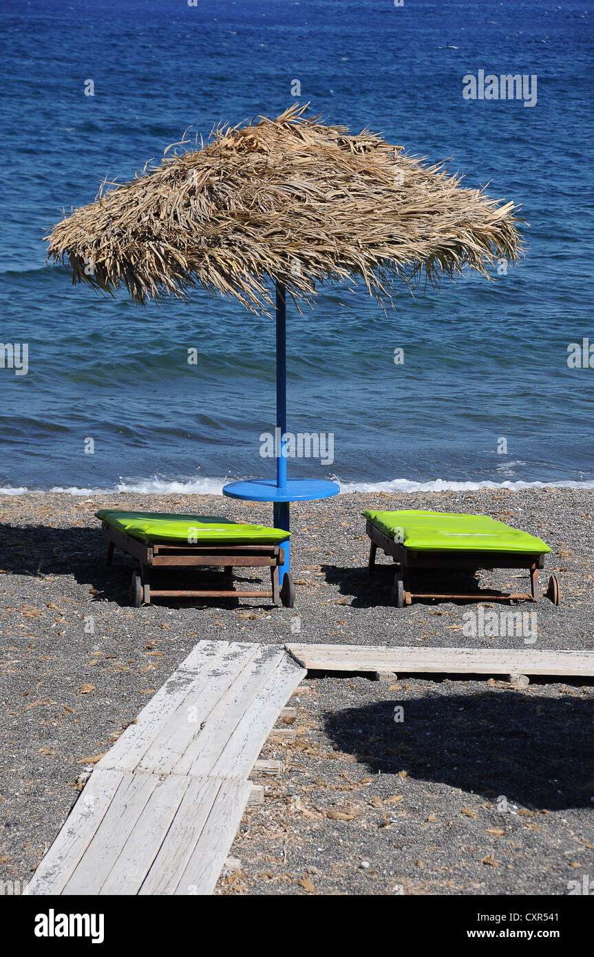 Hamacas, sombrilla, beach, Santorini, Grecia, Europa Foto de stock