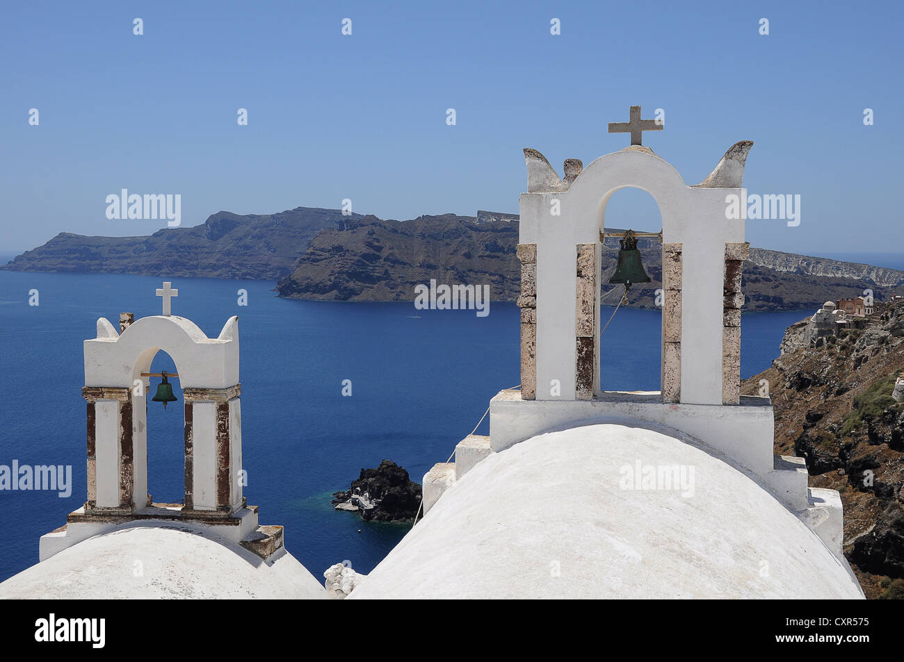 Campanarios, iglesias, Fira, Santorini, isla volcánica, Grecia, Europa PublicGround Foto de stock