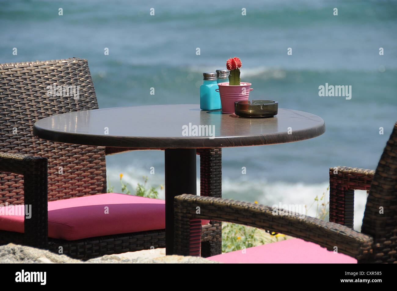Mesa, sillas, restaurante exterior, Creta, Grecia, Europa PublicGround Foto de stock