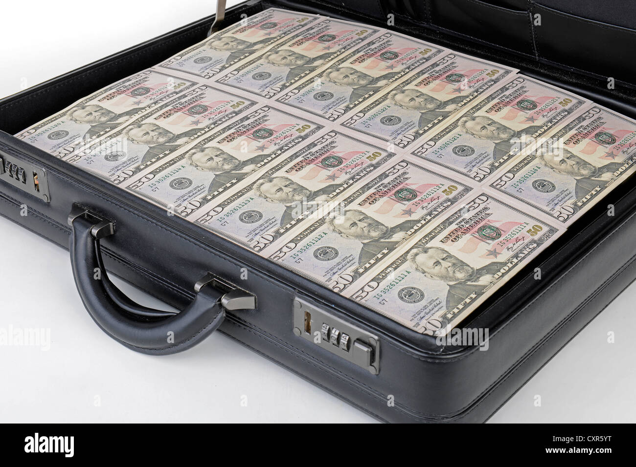 Maleta llena de dinero, 50 billetes de dólar Fotografía de stock - Alamy
