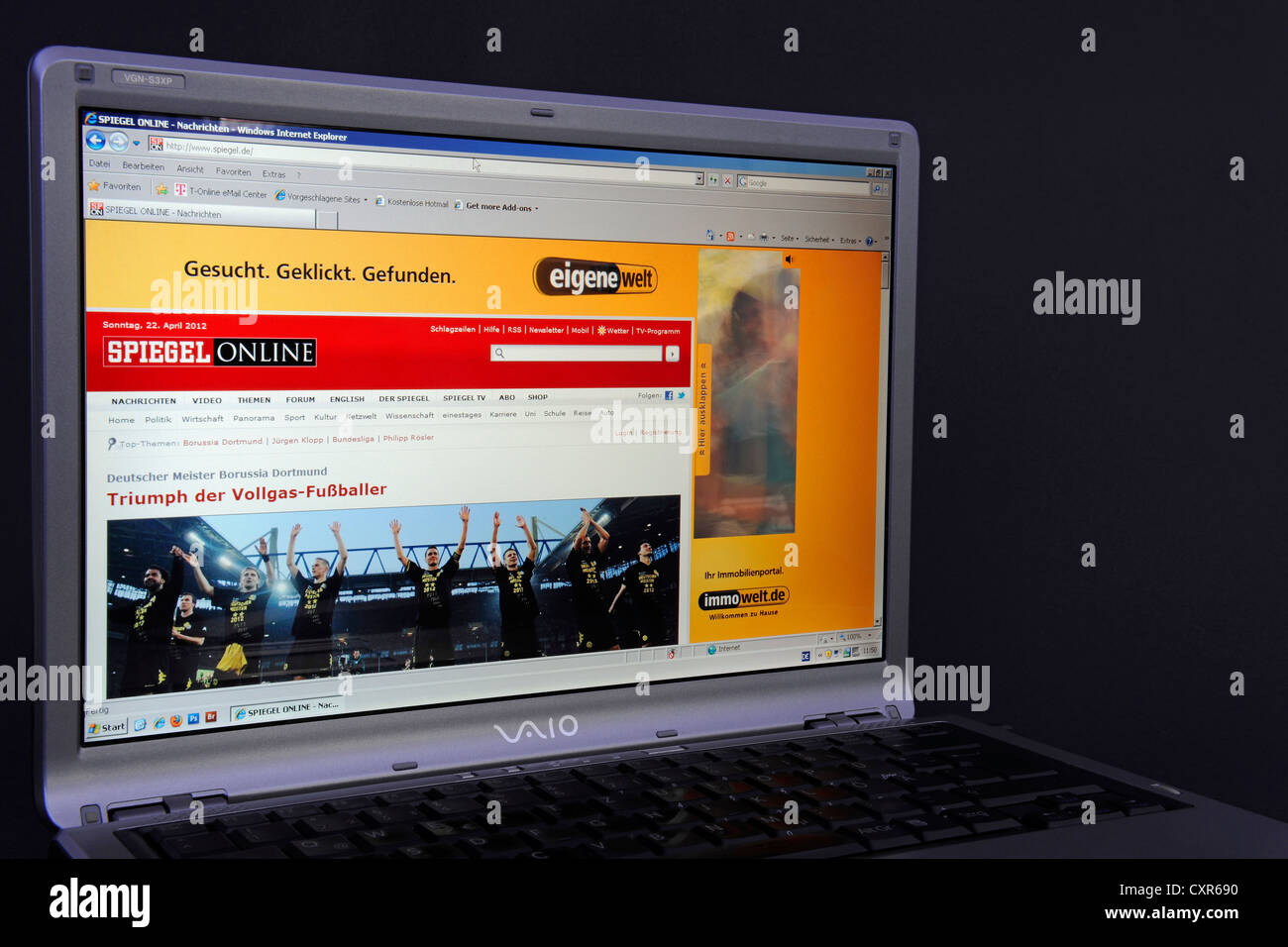 Sitio web, Spiegel Online página web en la pantalla de un portátil Sony Vaio, una revista noticiosa semanal alemán Foto de stock