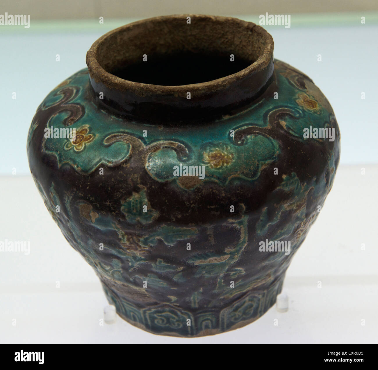 Porcelana Color Fahua Pot, la Dinastía Ming (1368-1644). Museo de Shanxi. China. Foto de stock