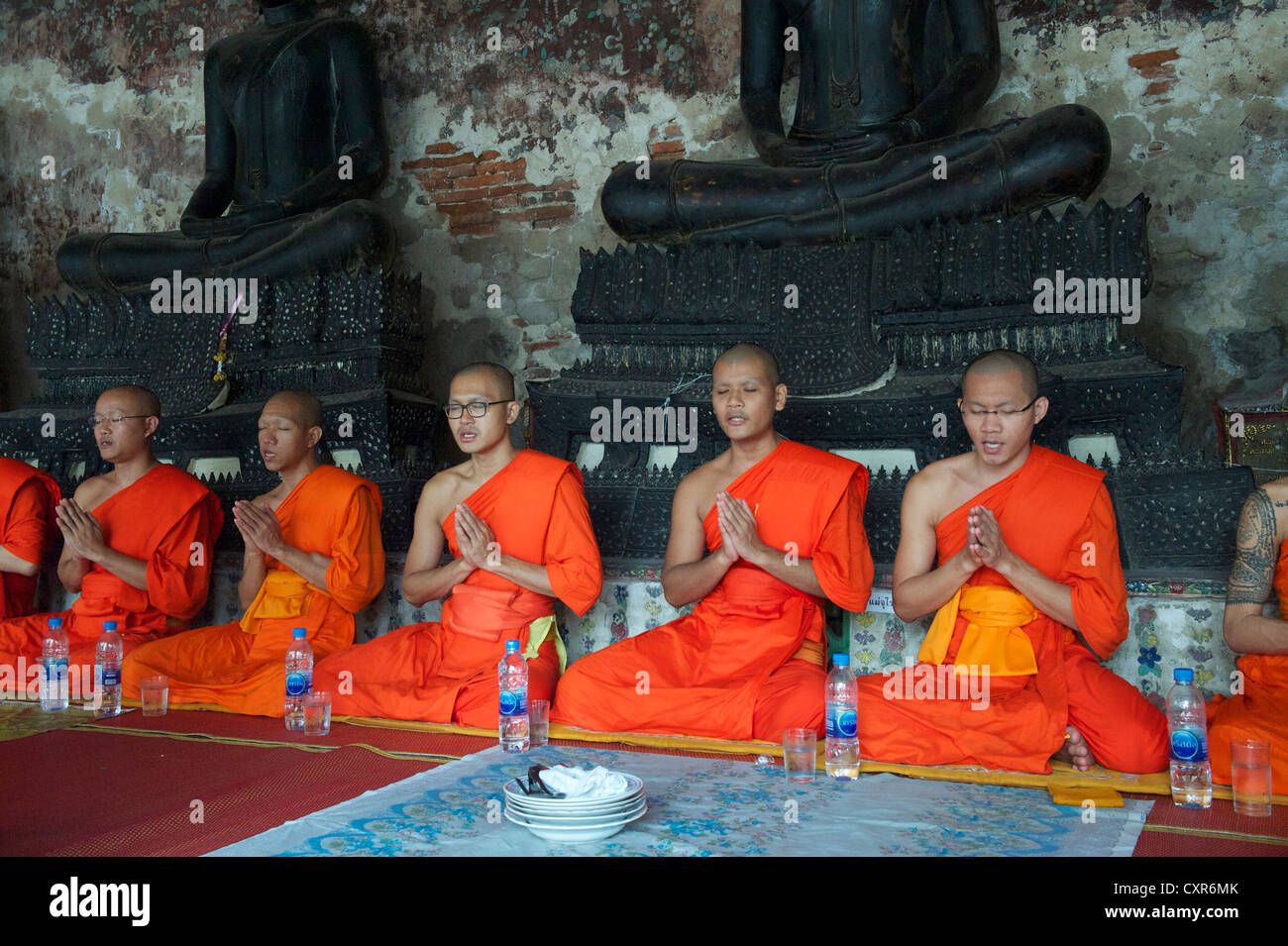 Los monjes en el Wat Suthat Thepwararam Ratchaworamahaviharn, Bangkok, Tailandia, Asia Foto de stock