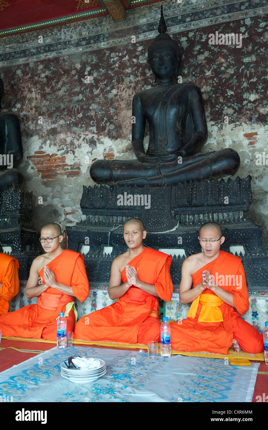 Los monjes en el Wat Suthat Thepwararam Ratchaworamahaviharn, Bangkok, Tailandia, Asia Foto de stock