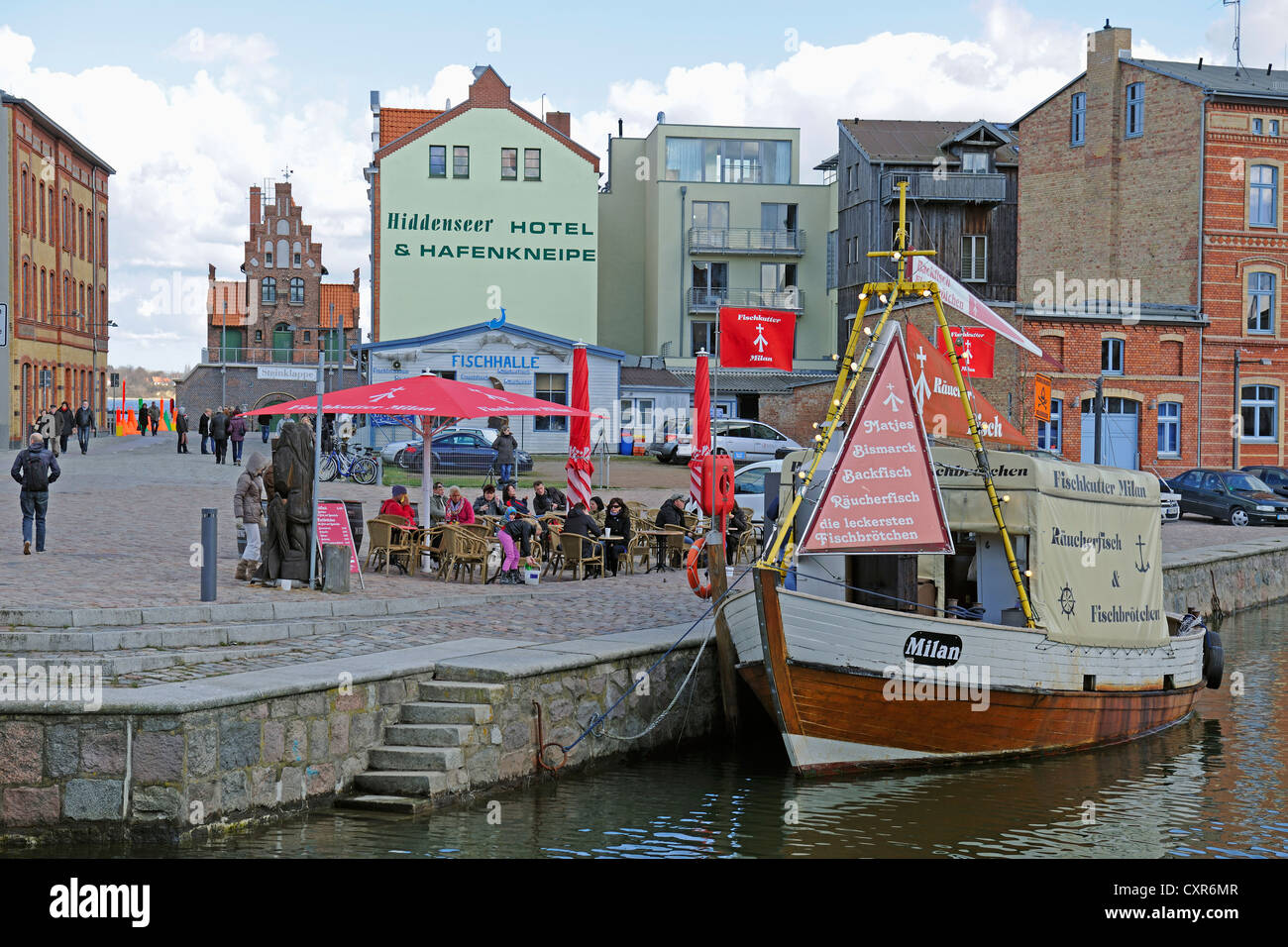 Cortador de pesca venta de pescado fresco y pescado pan-rollos en Querkanal, un canal en el histórico puerto de Stralsund Foto de stock