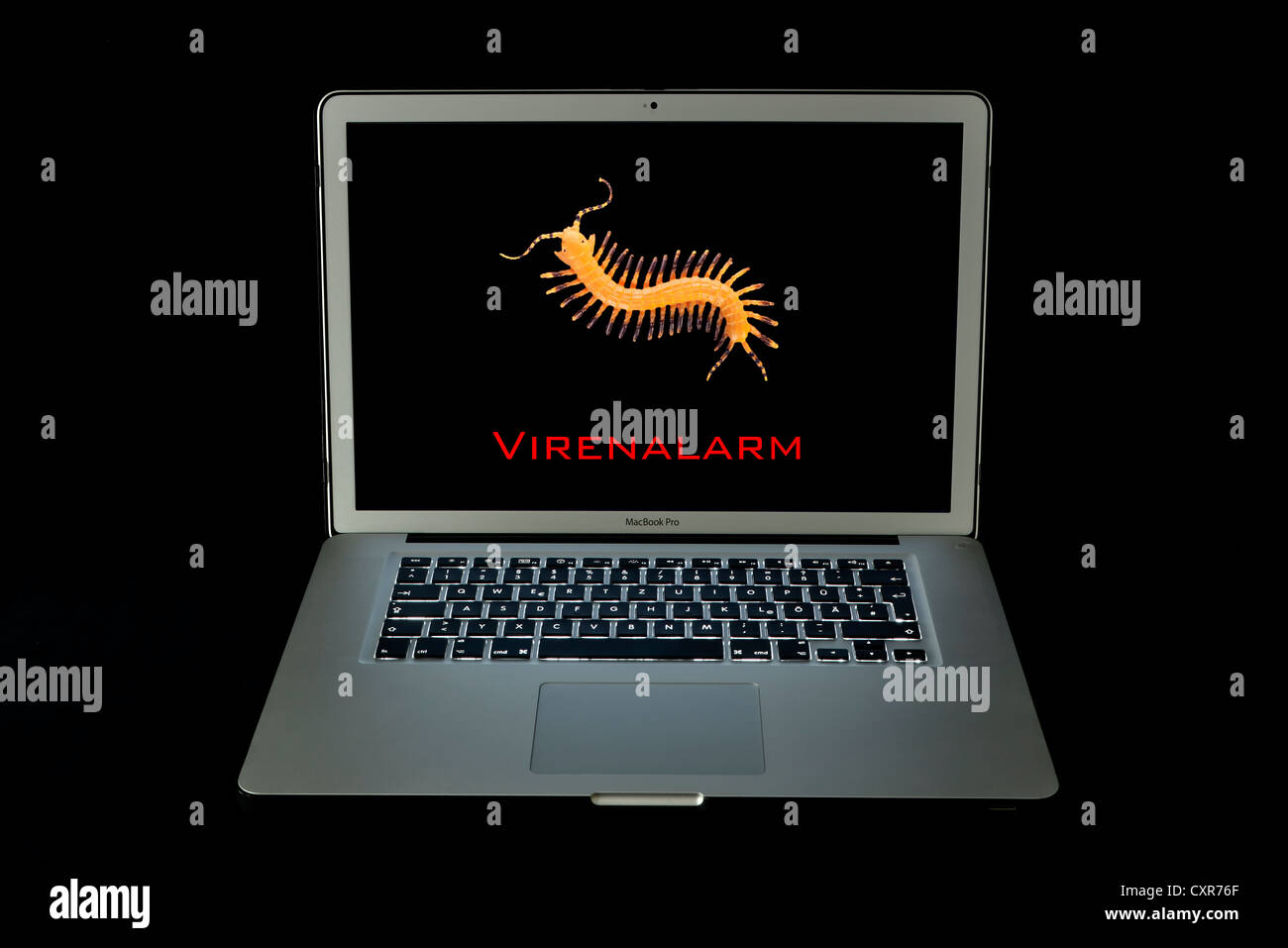 "Virenalarm', Alemán para virus alerta, alerta de virus, ordenador portátil Apple MacBook Pro Foto de stock