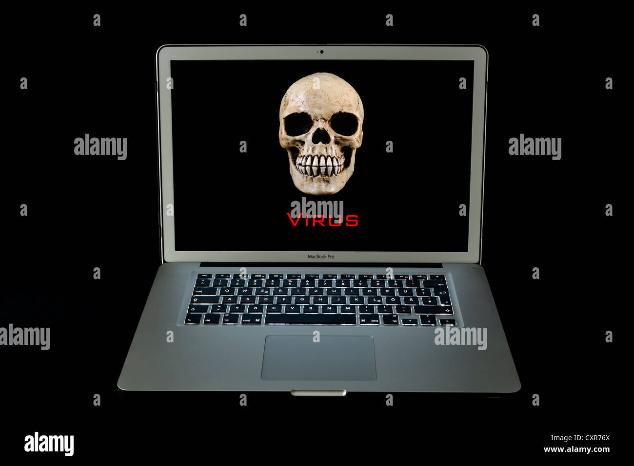 Cráneo, ordenador portátil Apple MacBook Pro, virus alerta de virus Foto de stock