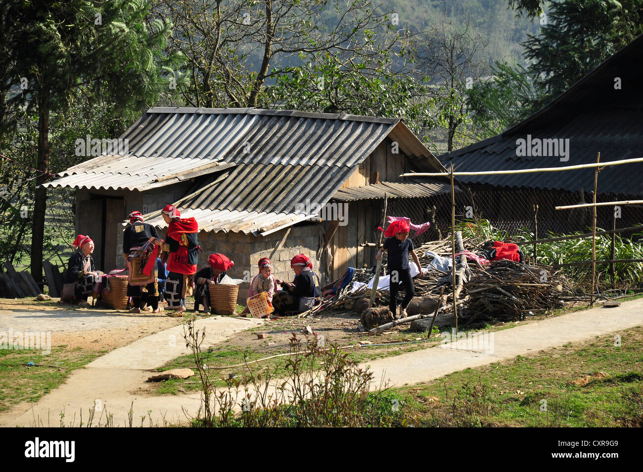 Los miembros de la minoría étnica Dao rojo en una aldea rural cerca de Sa Pa, Vietnam del Norte, Vietnam, Sudeste de Asia, Asia Foto de stock