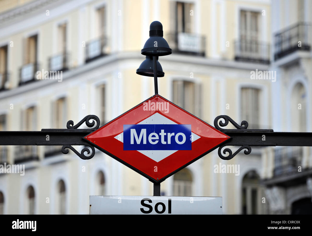 La estación de metro de Sol en frente de la Presidencia de la Comunidad de Madrid edificio, antigua Casa de Correos del Presidium de la construcción Foto de stock