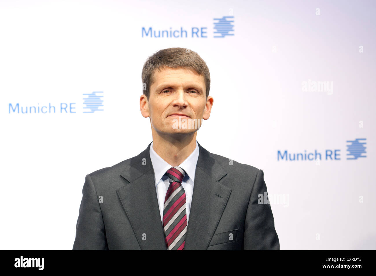 Joerg Schneider, director financiero de la aseguradora Munich Re, durante la conferencia de prensa sobre los estados financieros Foto de stock