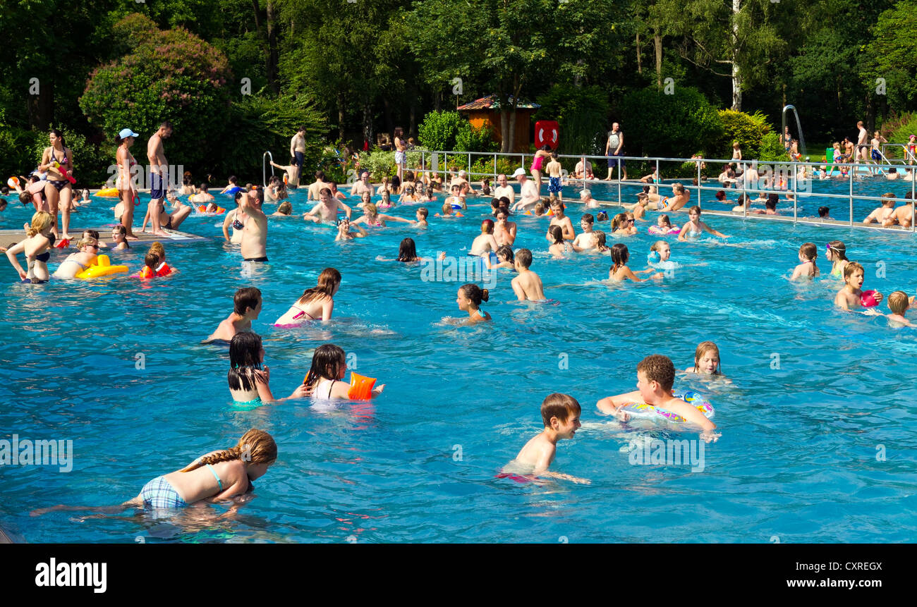 Muchos visitantes en una concurrida piscina descubierta, en temporada alta, Guenzburg, suabia, Baviera, Alemania, Europa Foto de stock