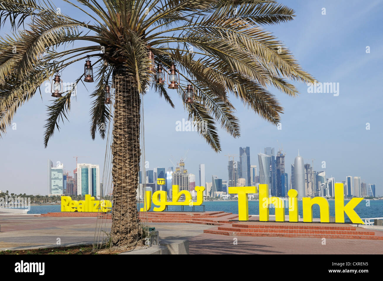 Letras, escultura, "darse cuenta, ' 'pensar', al paseo Corniche, Doha, Qatar, Emiratos Árabes Unidos, Oriente Medio Foto de stock