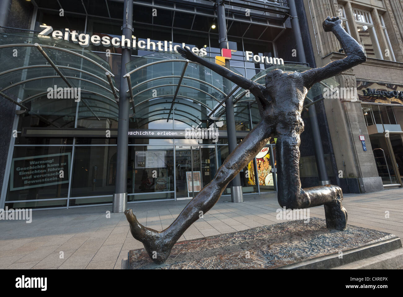 Escultura delante del Foro de Historia Contemporánea, Grimmaische Strasse, Leipzig, Sajonia, Alemania, Europa Foto de stock