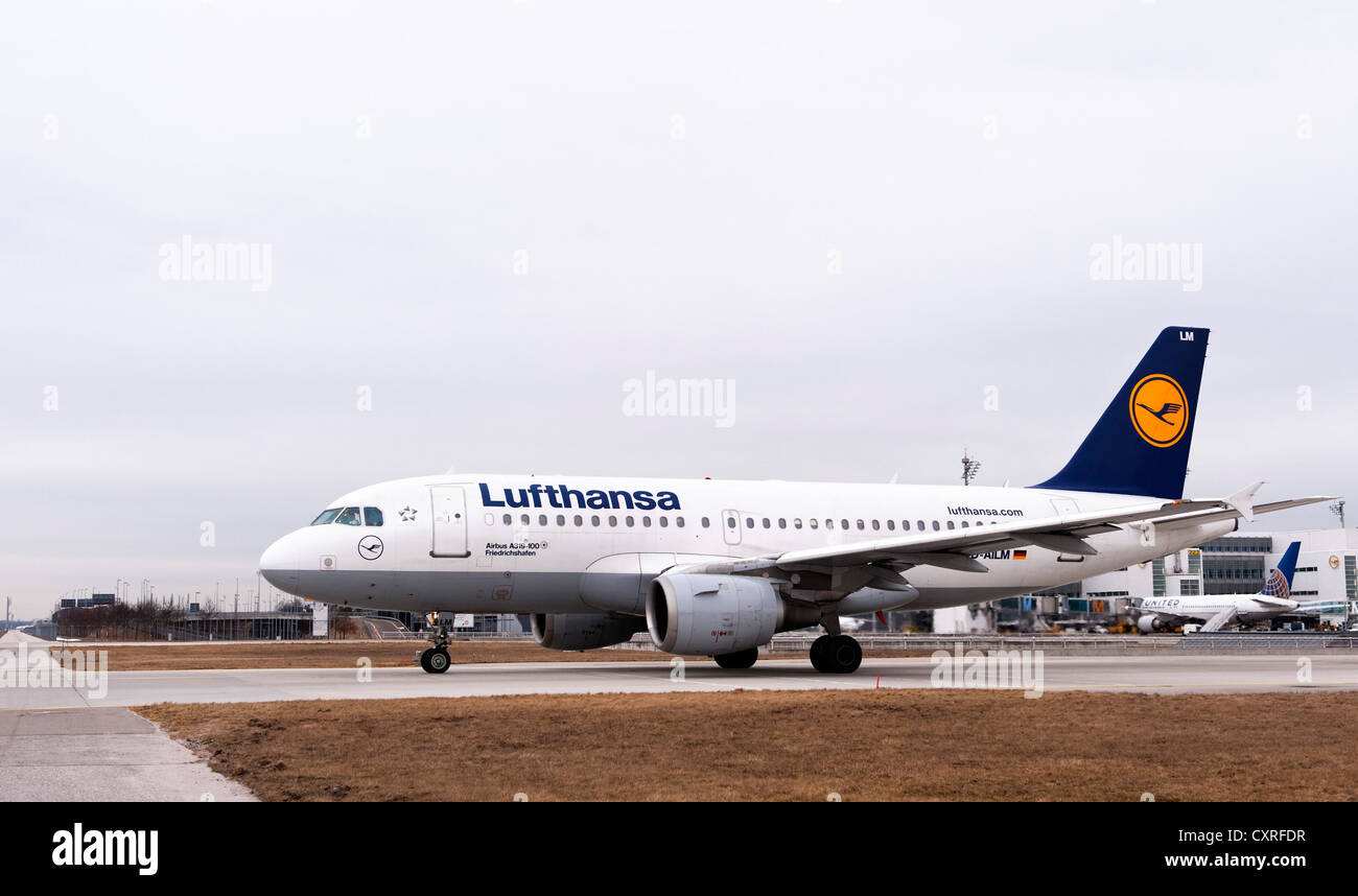 Lufthansa Airbus A319-100, el avión con el nombre de Friedrichshafen, rodadura en la pista de aterrizaje en el aeropuerto de Munich, Baviera Foto de stock
